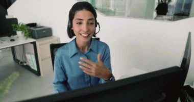 Kulaklık takan bir kadın bilgisayar ekranına bakarken sohbet ediyor, tartışmalara öncülük ediyor, sanal toplantı yapıyor, müşteriye profesyonel yardım veya rehberlik sağlıyor. Çağrı merkezi iş akışı