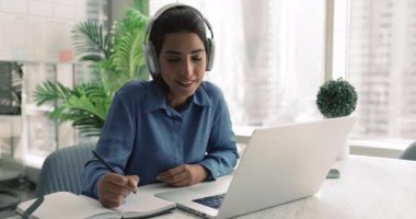 Kadın, müşteriyle yaptığı telesekreter toplantısında notlar alır, iş birliği yapmayı planlar, toplantılar düzenler, brifing sırasında programları dosyalar, yeni beceriler kazanır, profesyonel bilgileri geliştirir.