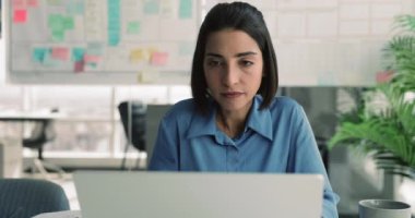 Dizüstü bilgisayar kullanan Brezilyalı kadın, veri analizi yapıyor, proje için beyin fırtınası yapıyor, bilgi araştırıyor, belge düzenliyor veya çevrimiçi kurslarla yeni beceriler öğreniyor, sunum geliştiriyor