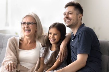 Birlikte eğleniyoruz. Neşeli, çoklu, neşeli, çok nesilli bir aile. 3 kişilik bir aile. Anne, büyük anne, büyük baba, baba, kız, torun.