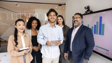 Çeşitli iş adamları ofis toplantı odasında grup profesyonel portresi için poz veren, pazarlama kurulunda yan yana duran, kameraya bakan, gülümseyen mutlu iş arkadaşları.