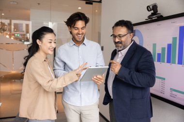 Çevrimiçi proje sunumunu tablet üzerinde izleyen, finansal büyüme elektronik raporu, başarılı internet pazarlama stratejisi, gülümseyen, gülen