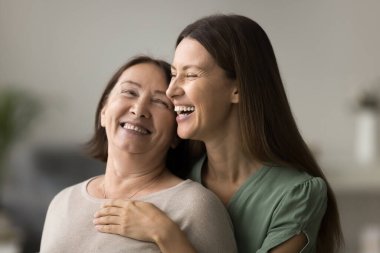 Sevgili kızı ve orta yaşlı annesi sarmaş dolaş, yakınlaş. Milenyum kadını yaşlı bir anneyle paha biçilemez hoş vakit geçirir. Sarılmak, gülmek, sıcaklık, neşe ve duygusal yakınlık saçmak.