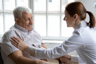 Olumlu kadın hemşire, 80 'lerin erkek hastalarına huzur evinde gülümserken, mutlu doktor ya da bakıcı destek veren yaşlı adam, iyi bir hastane hizmeti, yaşlı sağlık hizmetleri konsepti gibi konularda yardımcı olur.