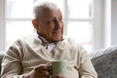 Mutlu 80 'lerin adamı oturma odasında kanepede oturup kahve ya da çay içerek olgunluğun tadını çıkarıyor, hayalperest büyükbaba dinleniyor iyi bir huzurevinde dinleniyor, gelecek hakkında iyimser hissediyor.