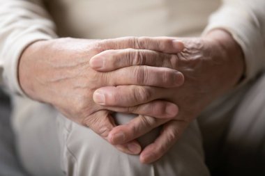 80 'lerin yaşlılarına yaklaşmak, el ele tutuşmak, hayat problemlerini düşünmek, huzurevinde yalnız kalmak, düşünceli büyükbaba iletişim ya da yardım eksikliği, evde tek başına yas tutmak.