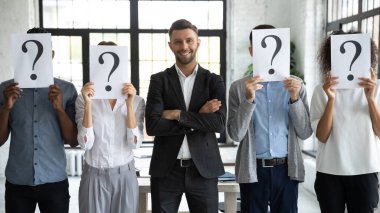 Sıraya girmiş gülümseyen beyaz bir adam elinde soru işareti olan çarşaflar, birlikte iş başvurusu, mülakattan sonra işe alınan mutlu erkek aday, işe alım konsepti