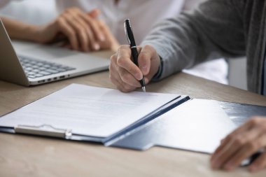 Erkek çalışanın kapatılması, evraklara imza atması ofiste başarılı bir iş görüşmesinden sonra anlaşmanın imzalanması, anlaşma imzalanması, işe alım konsepti.