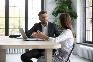 Çeşitli iş adamları masa başında birlikte oturup modern bilgisayarlarını kullanarak beyin fırtınası yapıyorlar. Meslektaşları iş görüşlerini tartışıyor, proje düşünüyor, brifingde bilgisayar üzerinde çalışıyorlar.