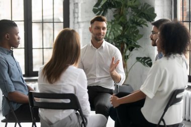 Çemberde oturan çok ırklı gençler takım psikolojisi ya da tedavisinde yer alırlar, çeşitli bağımlılar ya da arkadaşlar grup terapisine katılırlar, düşüncelerini paylaşırlar.