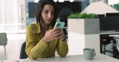 Akıllı telefon kullanan, gülen, haberleri okuyan, iş arkadaşlarıyla mesajlaşan uygulamaları kullanan, müşterilerle sohbet eden, yeni mobil yapay zeka uygulamalarının keyfini çıkaran Latin iş kadınlarını kapatın.
