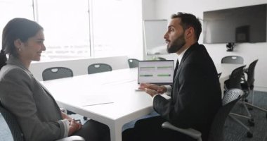 İki iş adamı anlaşmaya vardı, el sıkıştı, karşılıklı saygı gösterdiler, şirket ofisinde resmi toplantıyı gerçekleştiren etkili ve başarılı takım çalışması için birbirlerine teşekkür ettiler. İş, anlaşma.