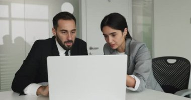 Toplantı sırasında iş ile ilgili konuları tartışan, çevrimiçi sunumu gözden geçiren, yeni kurumsal yapay zeka platformu veya yazılımı öğrenen, performans ölçümlerini veya mali verileri analiz eden meslektaşlar