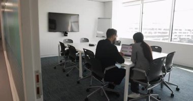 Dizüstü bilgisayar yapımı performans analizi kullanan meslektaşlar, gösterge tablosunda veya hesap tablosunda gösterilen verileri değerlendirin, iş hedeflerini tartışın, gelir, gider veya kar değerlerini analiz edin, bütçe değerlendirmesini yapın