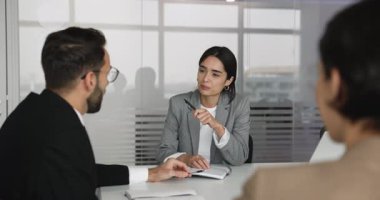 Görevdeki toplantıda sohbet eden profesyonellerden oluşan bir grup, Arap iş kadını, patron veya liderin paydaşı veya meslektaşı ile konuşması, gülme, takas noktası, görüş ve çözümler