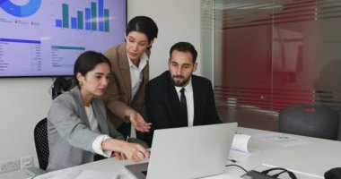 Dizüstü bilgisayar, veri ya da yeni şirket platformu kullanarak, bilgi analiz ederek, bunların arkasındaki ekran grafiklerini ve grafiklerini inceleyerek, işbirlikçi tartışmalara giren üç meslektaş. Takım çalışması, teknolojiler