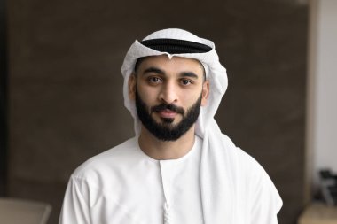 Bulaşık bezi giymiş genç yakışıklı adam kameraya bak. İçeride tek başına duruyor. Kafadan çekilmiş bir portre. Başarılı iş adamının, şirket sahibinin, şirket liderinin portresinin profil fotoğrafını çek.