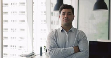 Modern gökdelen binasında silahlı poz veren işadamı, komisyoncu veya CEO 'nun portresi, kameraya bakıyor, mutlu oluyor, mesleki başarılardan ve kariyer fırsatlarından tatmin oluyor.