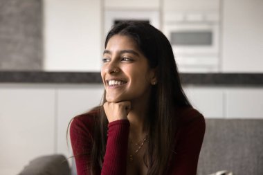 Genç 20 'li yaşlarda Hintli bir kadın ara verir, modern yaşam alanında oturur, rahat ve neşeli bir ifadeyle mesafeye bakar, hoş düşüncelerle, kendini düşünme anıyla meşgul olur. Farkındalık, hatıralar