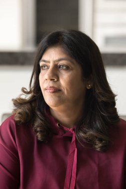 Ciddi, düşünceli ya da endişeli orta yaşlı bir kadının dikey çekimlerini yakın çekimde evde oturur, düşünceli bir ifadeyle mesafeye bakar, evde yalnız zaman geçirir, kendini yalnız hisseder, hatırlar. Yaşlanma, olgunlaşma.