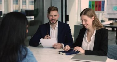İK yöneticileri toplantı masasında iş görüşmeleri yapıyor. Bir çift iş adamı, kadın meslektaşı, çalışanı, iş arkadaşı, karşıda oturan iş arkadaşlarıyla konuşuyor.