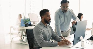 Kıdemli Hintli akıl hocası Afrikalı Amerikalı stajyerin çalışma sürecini kontrol ediyor, çalışanların monitörüne bakıyor, konuşuyor, danışmanlık yapıyor, tavsiyelerde bulunuyor. Genç çalışan patrona rapor veriyor.