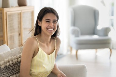 Yaz mutluluğu. Evdeki rahat oturma odasındaki kanepede dinlenen neşeli, genç bir kız portresi. Keyifli, kaygısız bir şekilde eğlenen, hafta sonu tatilinde televizyonda komik bir film izleyen bir kız. Boşluğu kopyala