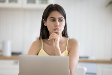 Zor problemi çözüyorum. Düşünceli genç bayan serbest çalışan girişimci. Düşünceli görünüm planı araştırma görevleriyle dikkati dağılmış bir öğrenci. Zorlu bir sorunun çözümünü düşünün.