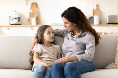 Annemle konuşuyorum. Şefkatli koruyucu anne sevgili küçük kızıyla güzel vakit geçirir. Kucaklaşır, sohbet eder, sohbet eder, haberleşiriz. Evlatlık çocukla rahat bir koltukta otururken iyi iletişimler kurarız.