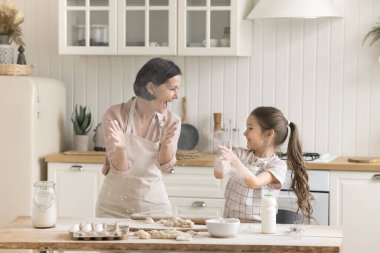 Çılgın aşçı. Neşeli kahkahalar atan, kıdemli büyükanneler mutfakta heyecanlı küçük torun kızıyla oynuyorlar. Sevinçle çığlık atıyorlar. Un yoğururken hamur yoğururken pasta pişirirken kar yapıyorlar.