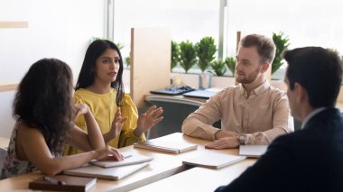 Kritik düşünce. Grup oturumunda konuşan zeki genç kız liseli erkek profesörle çeşitli polietnik gruplar hakkında fikir alışverişinde bulunan öğrenciler, yenilikçi bir problem vizyonu öneriyorlar.