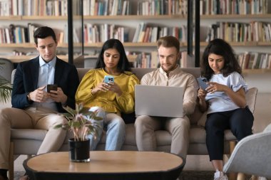 Çevrimiçi iletişim yetenekleri. Dört polyetik genç öğrenciden oluşan ekip kütüphanedeki kanepede vakit geçirir. Sanal takım çalışması paylaşımı bilgisine ulaşmak için çeşitli kişisel araçlar kullanır.