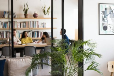 Kütüphane masasındaki grup projesi için sınav çalışmalarına hazırlanan muhtelif öğrencilerin görüntüsü bulanık. Kablosuz internet erişimi olan modern çalışma alanı dijital materyal kavramı. Boşluğu kopyala