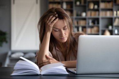 Ev hanımı evde otururken uyuyakalıyor. Ev işi yüzünden sürekli yorgunluk ve enerji eksikliği çekiyor. Kadın aşırı yorgunluğu, vitamin eksikliği, gıda takviyesi konsepti.