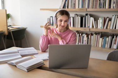 Güzel kız öğrenci, öğretmenle dizüstü bilgisayarla konuşma, ödev hazırlama ya da üniversite başvurusunu internet öğretmeninin yardımıyla çalışarak sanal buluşma etkinliğine katılıyor. Eğitim, teknoloji, öğrenim