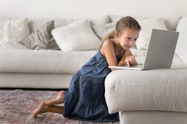 Kanepeye kurulmuş dizüstü bilgisayar kullanan, internette tek başına vakit geçiren, internet üzerinden bilgi toplayan, eğitim videoları seyreden ya da oyun oynayan alfa genci kız. Teknoloji aşırı kullanımı