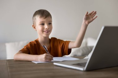 Sevimli bir çocuğun online öğretmenini karşılaması video dersi almaya video çağrı uygulaması kullanarak başlıyor, dizüstü bilgisayarla masaya oturuyor, elinde kalem tutuyor, e-öğrenme güdümlü ve tatmin olmuş görünüyor. Eğitim, genç nesil teknoloji kullanarak öğrenim görüyor