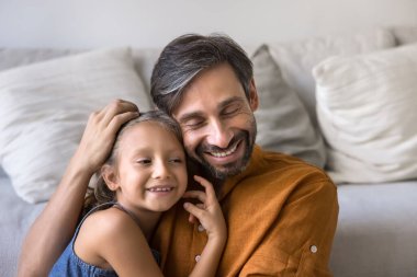 Sevgi dolu bir babanın, küçük 6 'lı yaşlarındaki kızını kucaklamasına, şefkat dolu, paha biçilmez anların tadını çıkarmasına, sevgisini dile getirmesine, bağlılığını hissetmesine, güçlü aile bağlarını göstermesine. Babalık