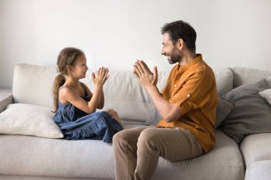 Orta yaşlı, sevgi dolu bir baba ve güzel bir anaokulu kızı evde boş vakitlerinde rahat bir kanepede oturup pasta oynayarak vakit geçiriyorlar. Aile oyunları, etkileşim ve keyifli eğlence