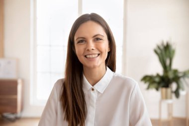 Kameraya bakan genç bir kadın portresi, sanal buluşma olayına katılıyor, video çağrı uygulaması kullanarak webinar ya da seminere katılıyor. Çevrimiçi telemeeting katılımcı profil resmi