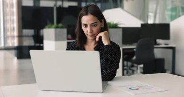 Bilgisayarda, modern ofiste çalışan, daktilo eden, ekrana bakan, pazarlama istatistik araştırmalarını analiz eden, internet platformunda ekommerce satışlarını yapan genç Orta Doğulu iş projesi lideri kadın.