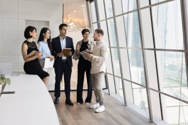 Gayri resmi konuşma. Çeşitli iş adamlarından oluşan çok kültürlü bir grup, konferans tatilinde modern ofis sohbetinde duruyor iş konularını tartışıyor, fikirleri paylaşıyor, iş sorunlarını çözüyorlar. Boşluğu kopyala