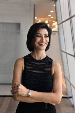 Tecrübeli yönetici. Seçkin orta yaşlı kadın iş dünyası yöneticisi şık gündelik kıyafetlerle ofiste poz veren kendine güvenen bir gülümseme ile yeni fırsatlarla tatmin olmuş ürünler planlayan bir kenara bak.