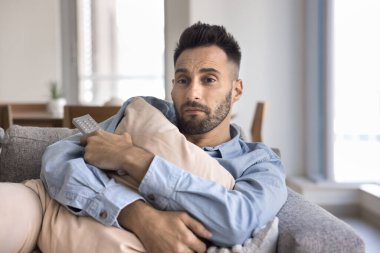Yalnız ya da yalnız bir adam, üzgün ya da duygusal içerikli, dramatik bir bölüm, dizi ya da onu etkileyen haberlerden dolayı TV 'de yansıtan bir yüz ifadesiyle romantik film seyretmeye dalmış.