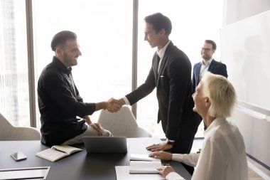 Gemide yeni takım arkadaşı var. Dost canlısı, kendine güvenen genç takım lideri bin yıllık çalışanla tokalaşıp yeni çalışanı tanıt. Yeni çalışanı, toplantı odasında toplanan gayriresmi iş arkadaşlarını tanıt.