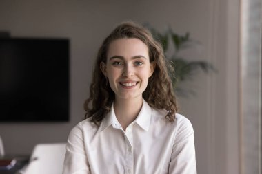 Gerçek bir profesyonel. Kafa portresi genç güzel kız başarılı bin yıllık iş kadını yönetici danışman işçi öğrenci ofis sınıfında poz veren samimi beyaz bir gülümsemeyle kameraya bakın.