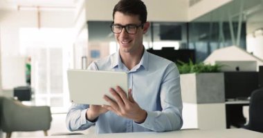 İnternet projesinde çalışan genç, pozitif İspanyol iş adamı, dijital tablet üzerinde online modern teknolojiyi kullanıyor, online iletişimden keyif alıyor, daktilo ediyor, dokunuyor, gülümsüyor.