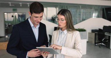 Birkaç başarılı İspanyol profesyonel iş arkadaşı online projeyi tartışıyor, işbirliği ve takım çalışması için tablet kullanıyorlar. Cihazlı kadın danışman iş adamına danışmanlık yapıyor.