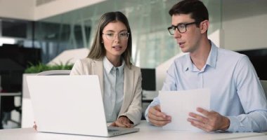 Bilgisayarda internet projesini tartışan iki ciddi Latin iş arkadaşı, ekranı işaret ediyor, konuşuyor, online girişimde işbirliği yapıyor, pazarlama satış raporları, uygulama sunumları