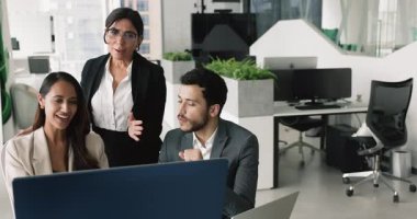 Ofiste içeriği izleyen, trafik istatistiklerini, çevrimiçi başlangıç büyümesini, e-ticaret web sitesini, internet proje sunumunu, işaret eden bilgisayar ekranını,